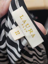 Charger l'image dans la galerie, 25-2607,22 ans , Laura
