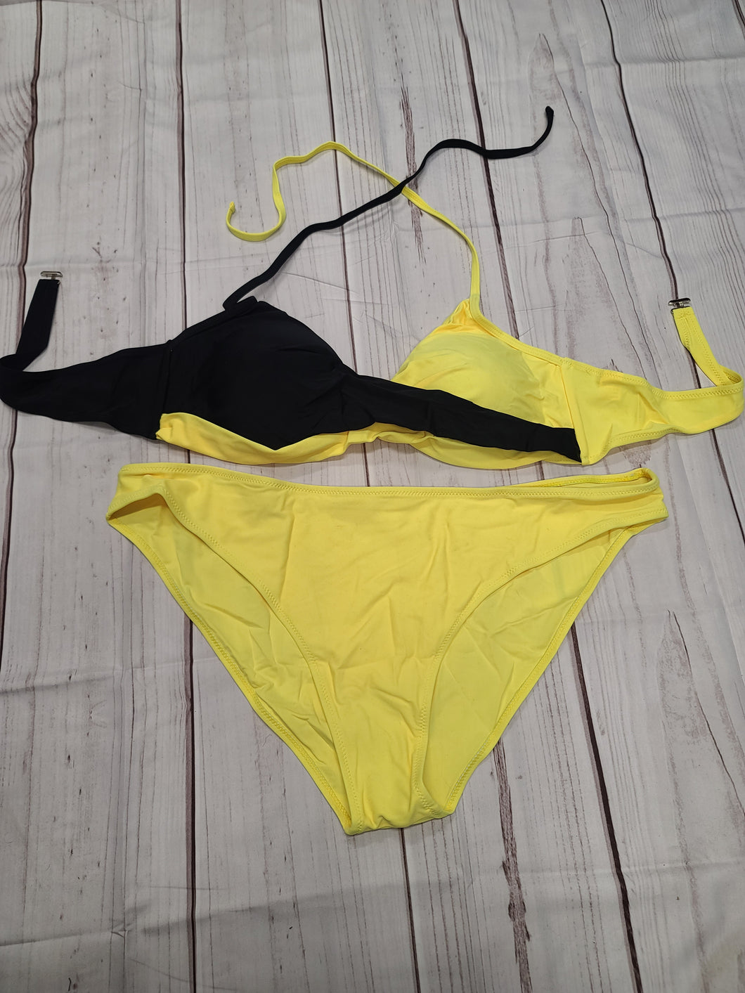 Bikini , jaune plus éclantant en vrai !